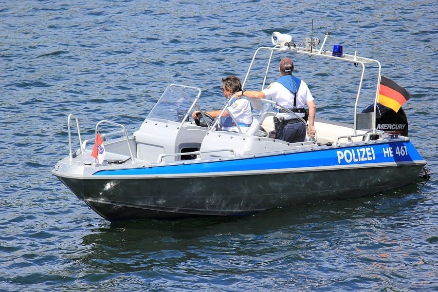 Polizeiboot mit Wasserschutzpolizisten auf See